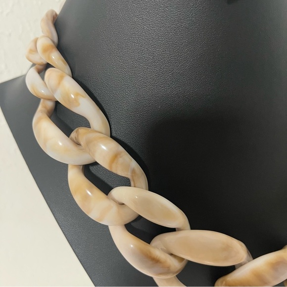 Bocar Chunky Statement Cream and Tan Necklace Acrylic with Oversized Links EUC - Picture 4 of 6